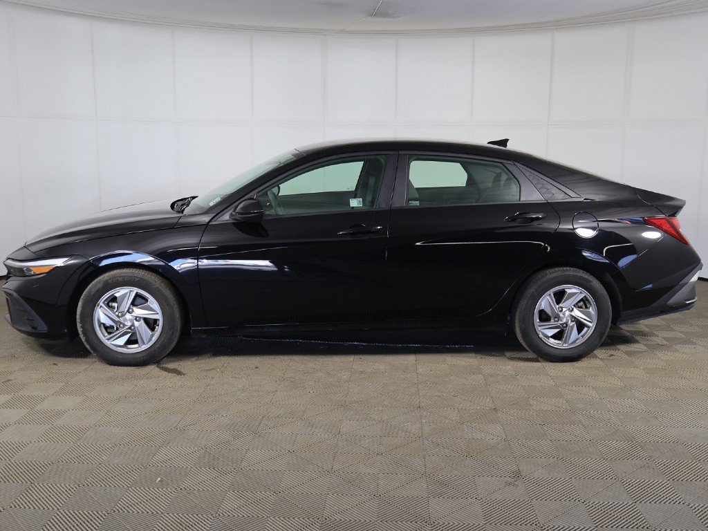 Certified 2025 Hyundai Elantra SE FWD image 12