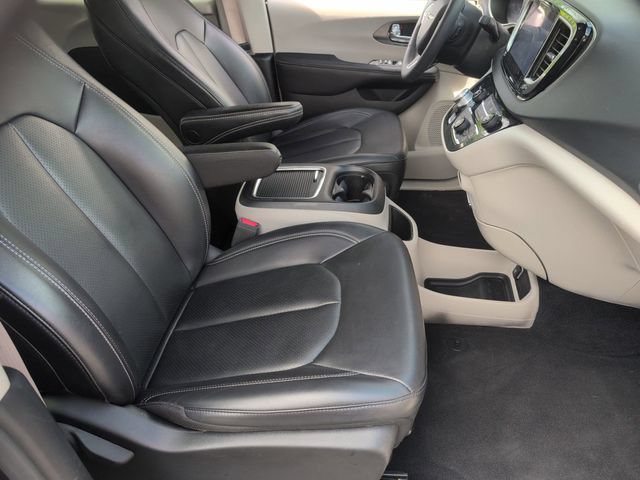 Used 2023 Chrysler Pacifica Touring-L FWD image 21