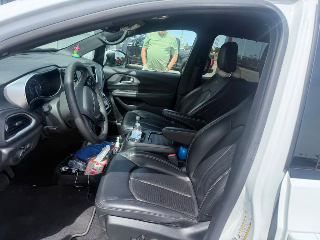 Used 2023 Chrysler Pacifica Touring-L w/ Uconnect Theater Family Group FWD image 10