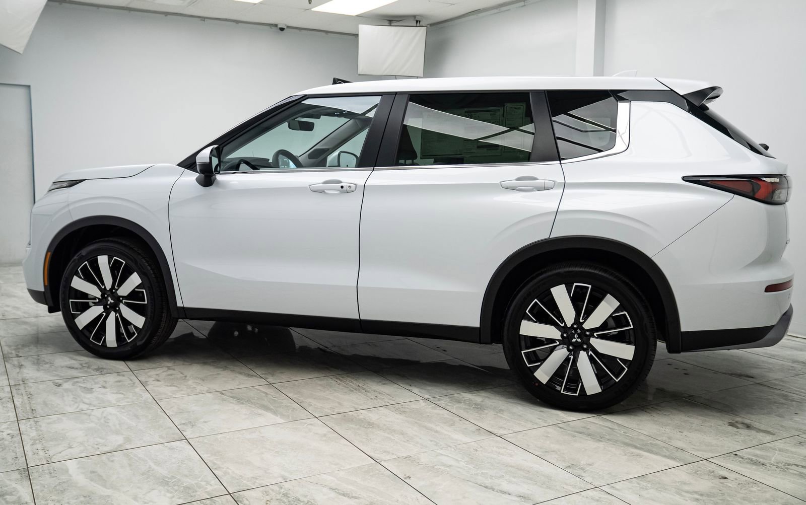 Used 2025 Mitsubishi Outlander SE image 3