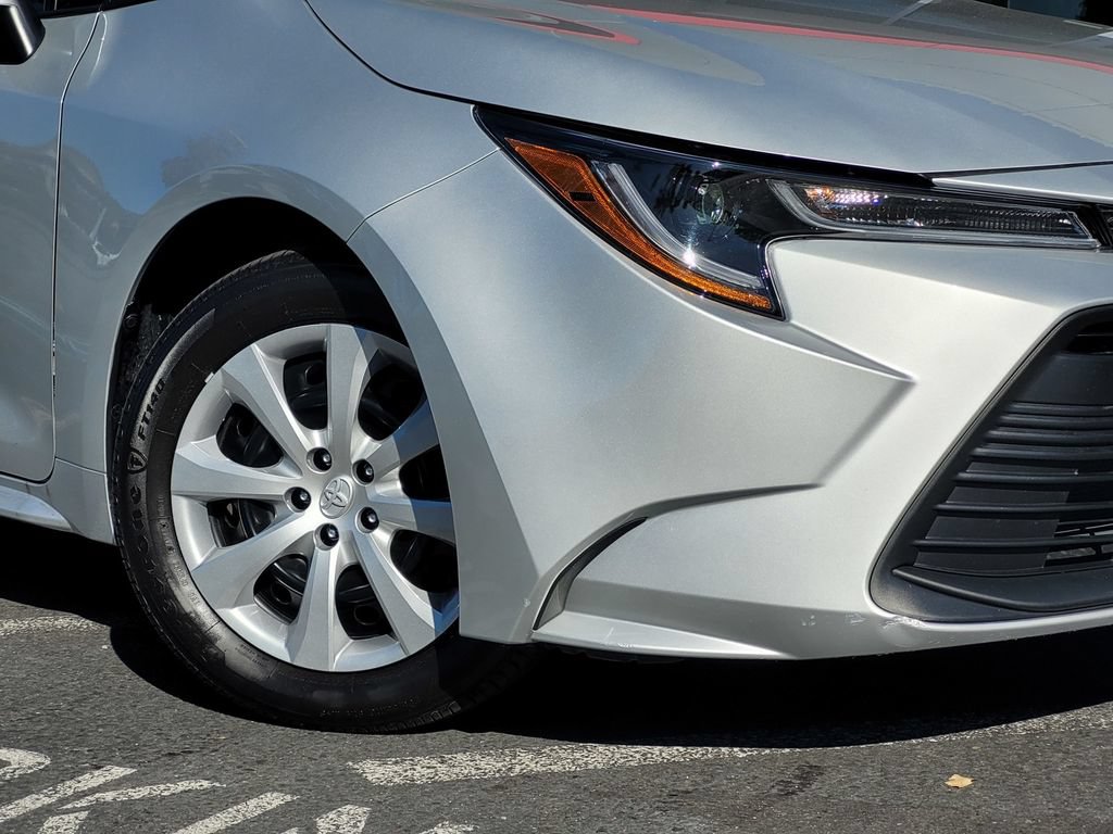 Used 2025 Toyota Corolla LE FWD image 4