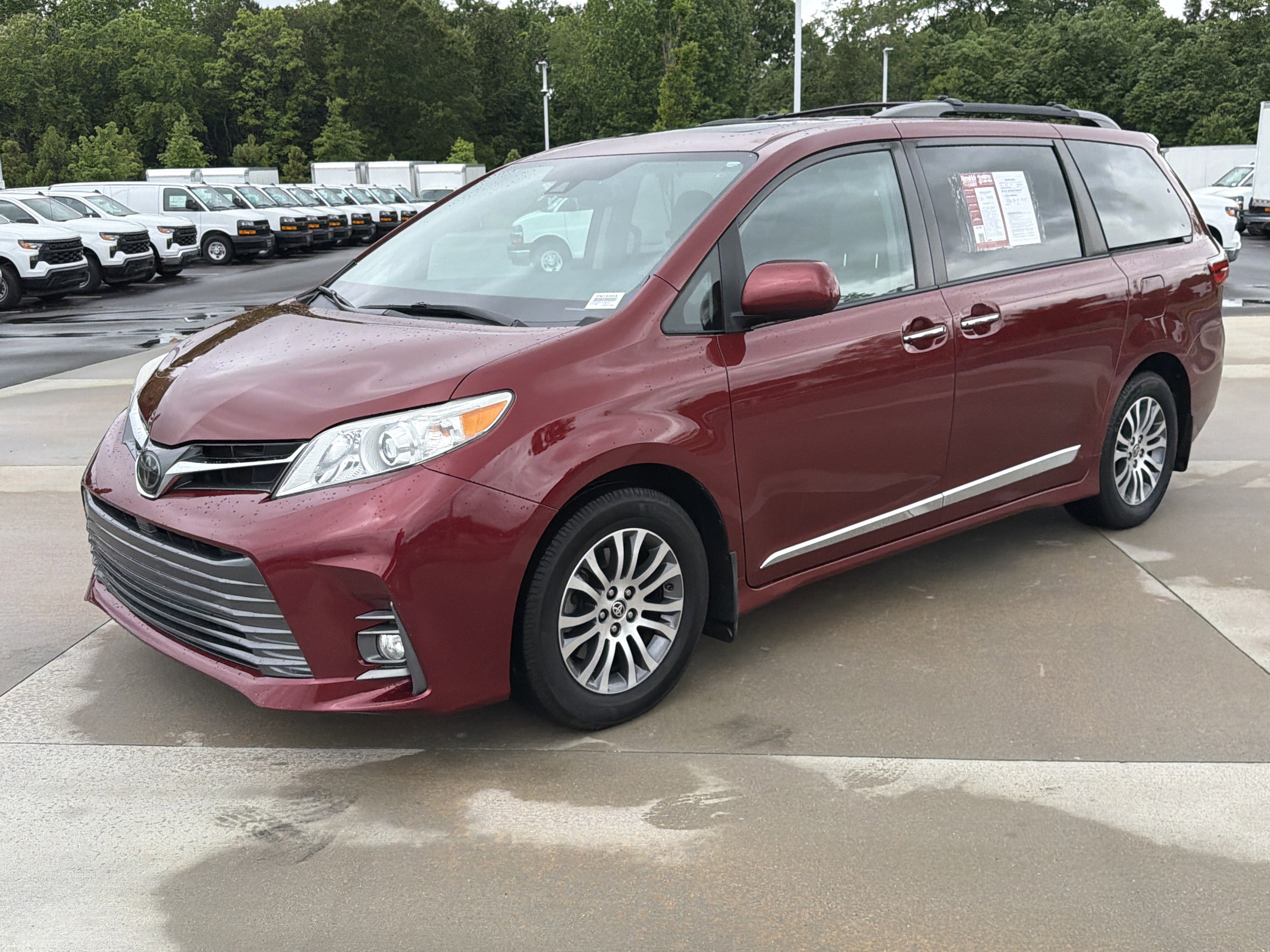 Used 2020 Toyota Sienna XLE w/ XLE Navigation Package FWD image 5