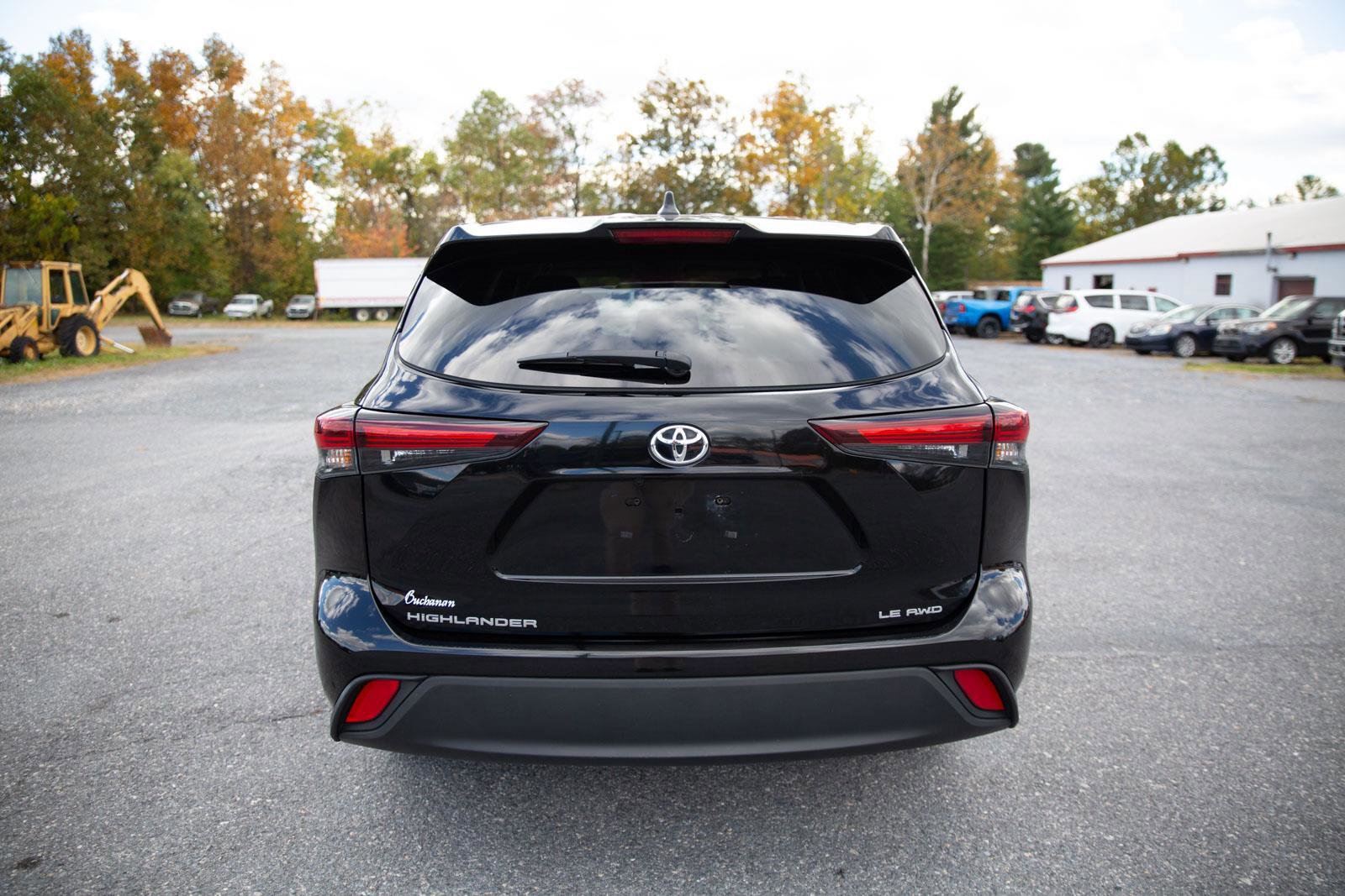 Used 2024 Toyota Highlander LE image 4