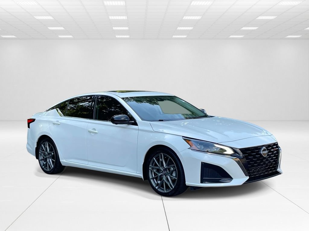 Used 2023 Nissan Altima 2.0 SR FWD image 1