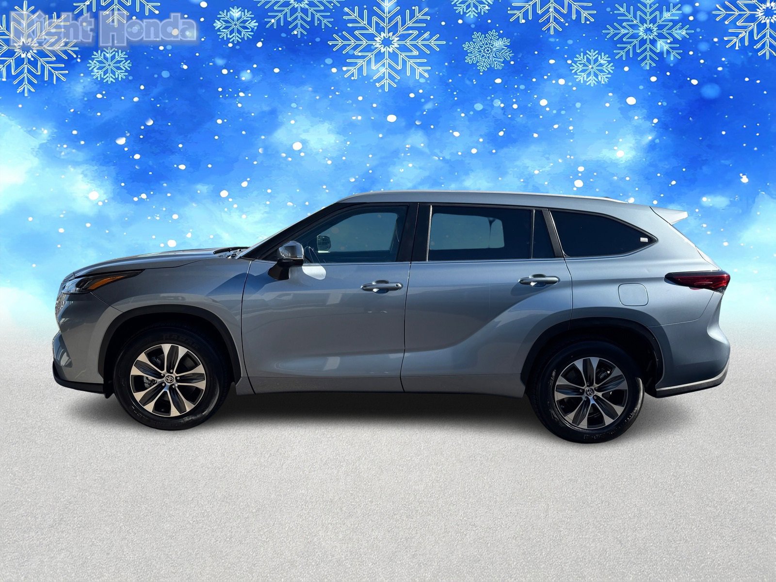 Used 2023 Toyota Highlander XLE image 3