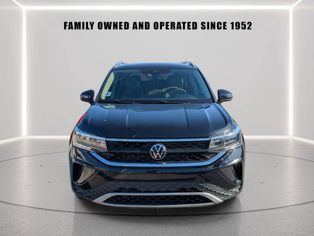 Certified 2023 Volkswagen Taos SE w/ Black Wheel Package FWD image 6