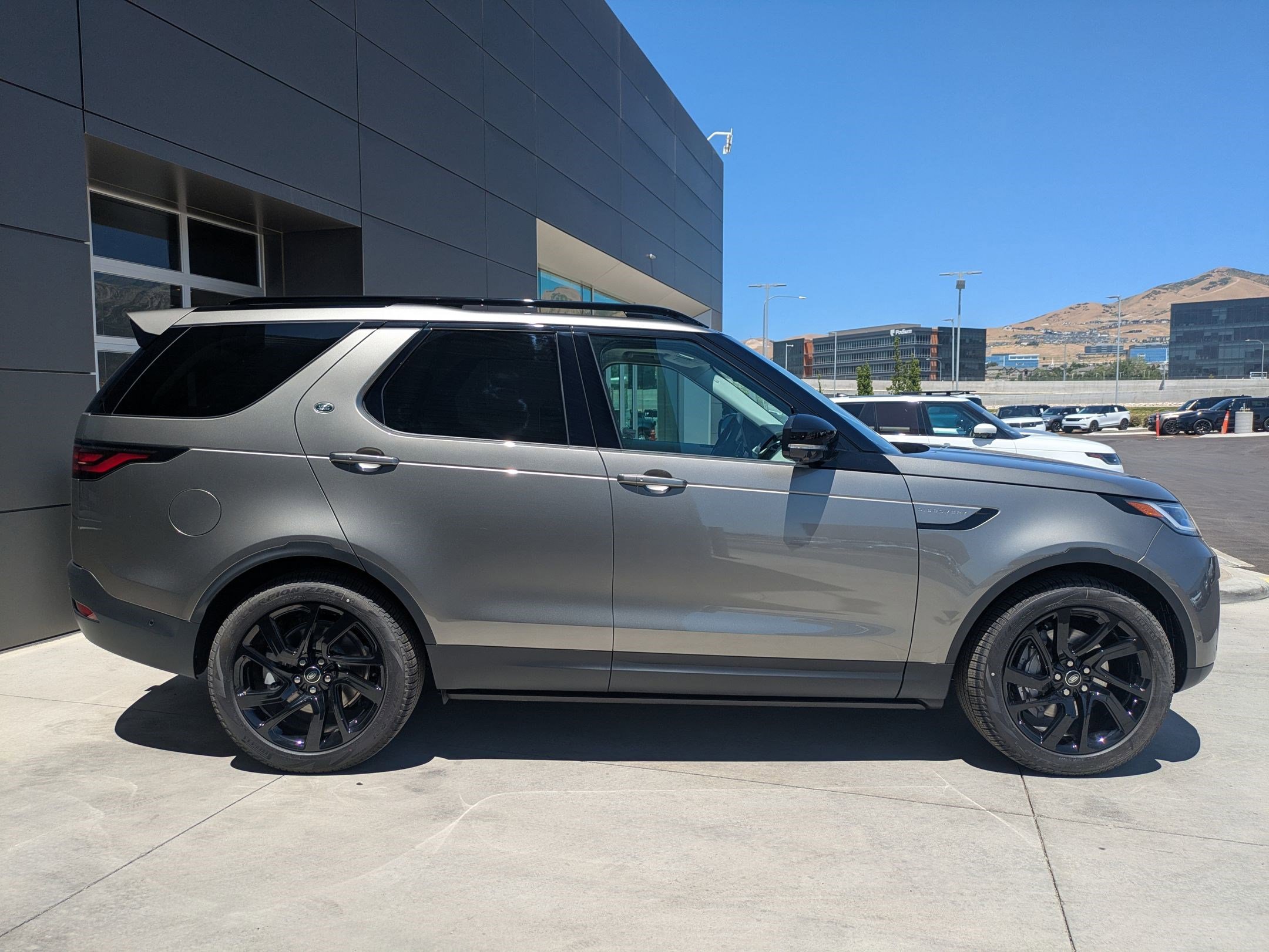 New 2025 Land Rover Discovery S image 4