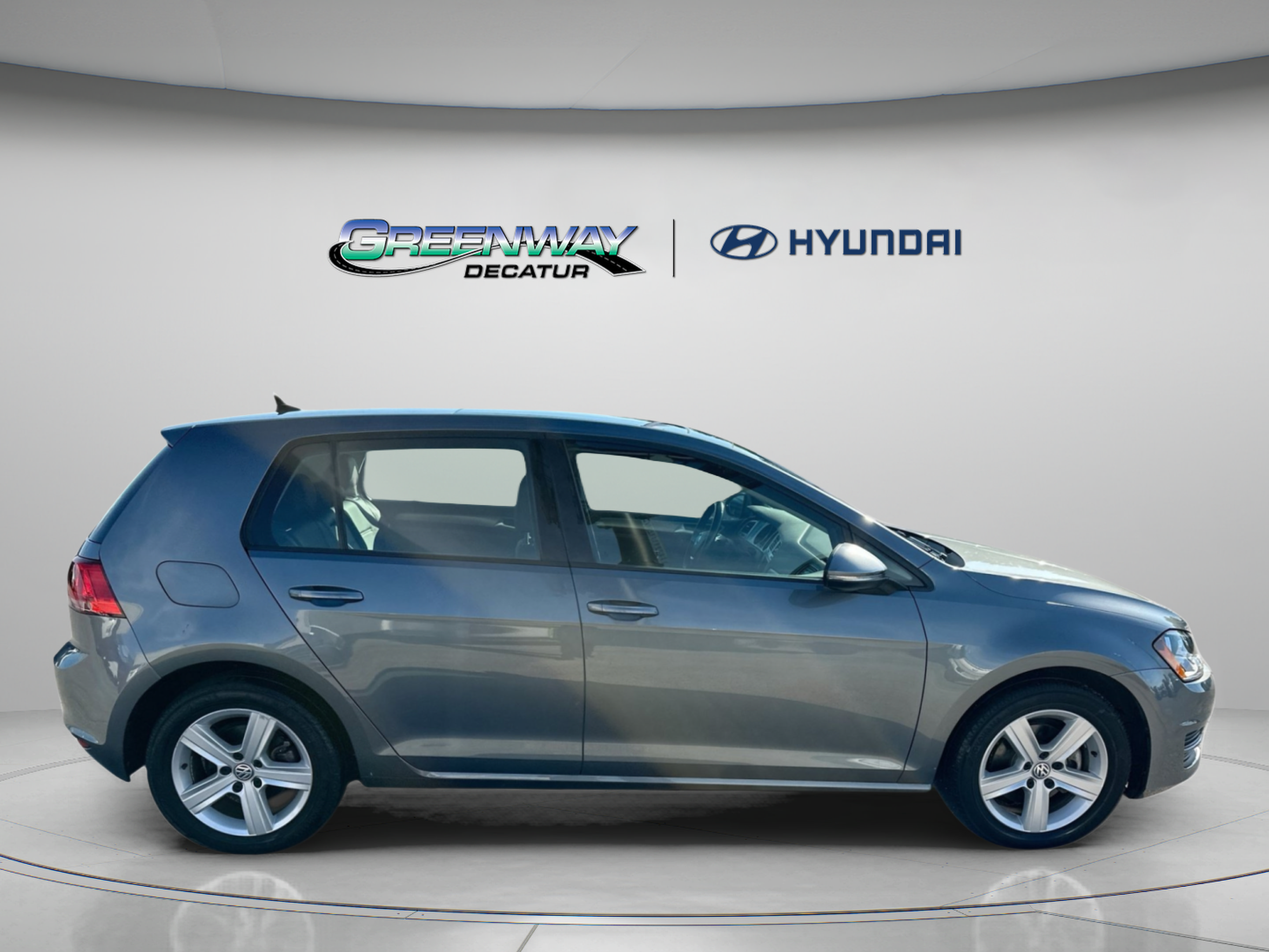 Used 2017 Volkswagen Golf 4-Door FWD image 9