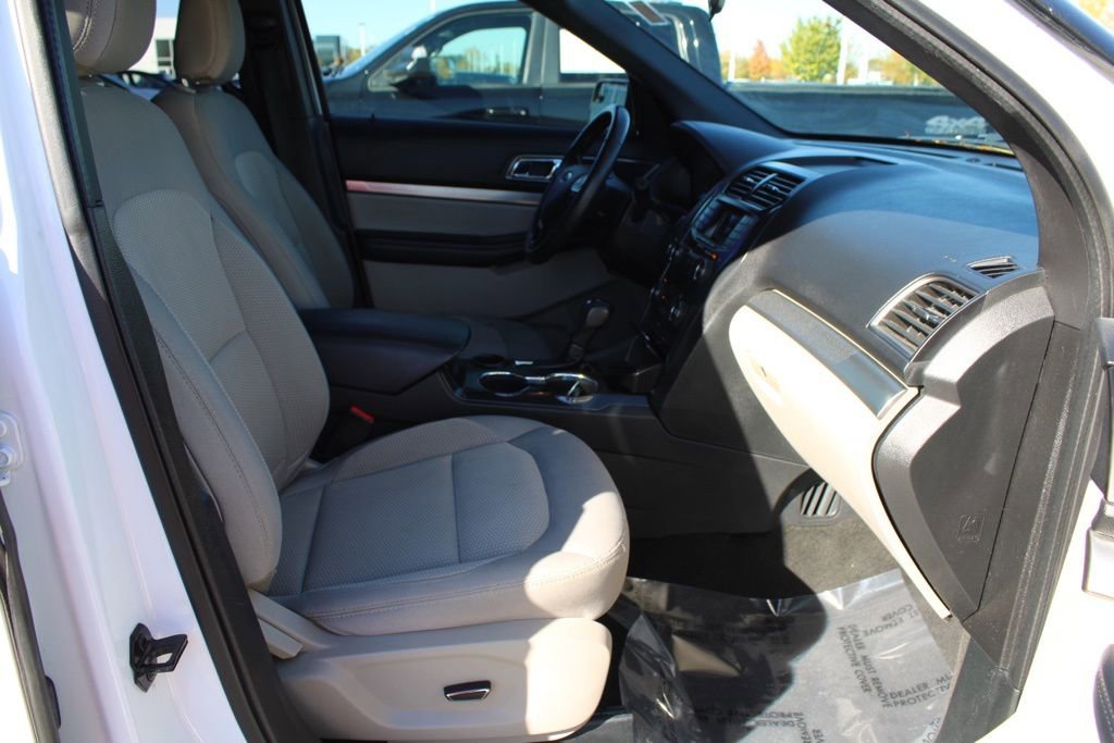 Used 2018 Ford Explorer XLT image 19
