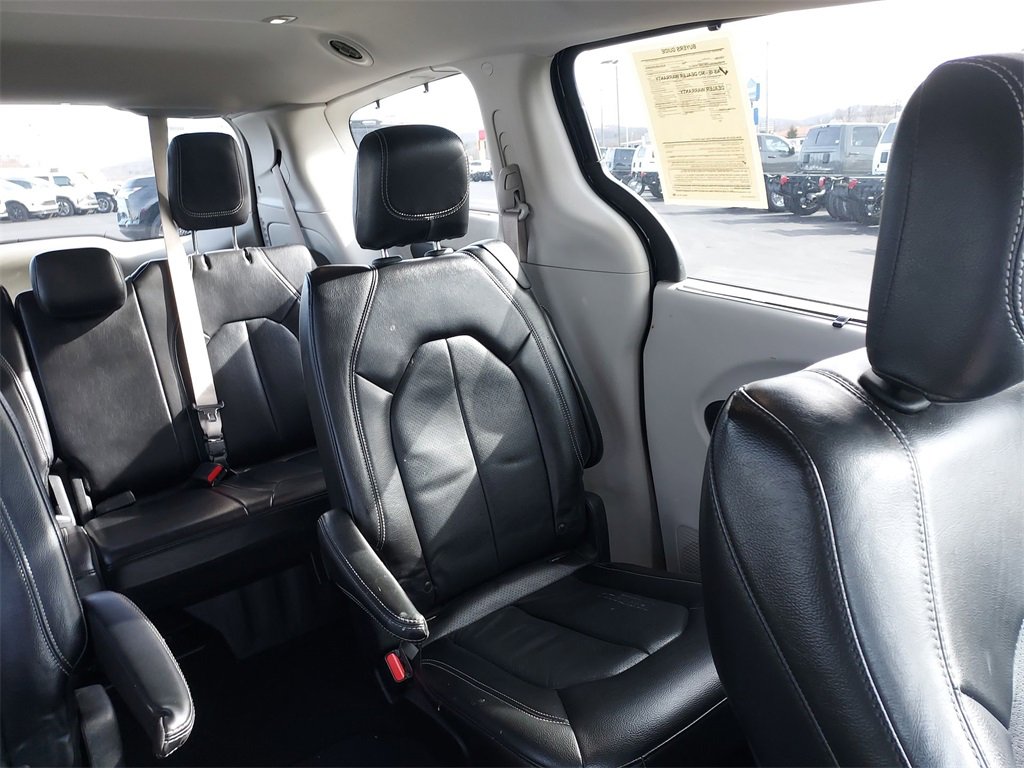 Used 2022 Chrysler Pacifica Touring-L image 14
