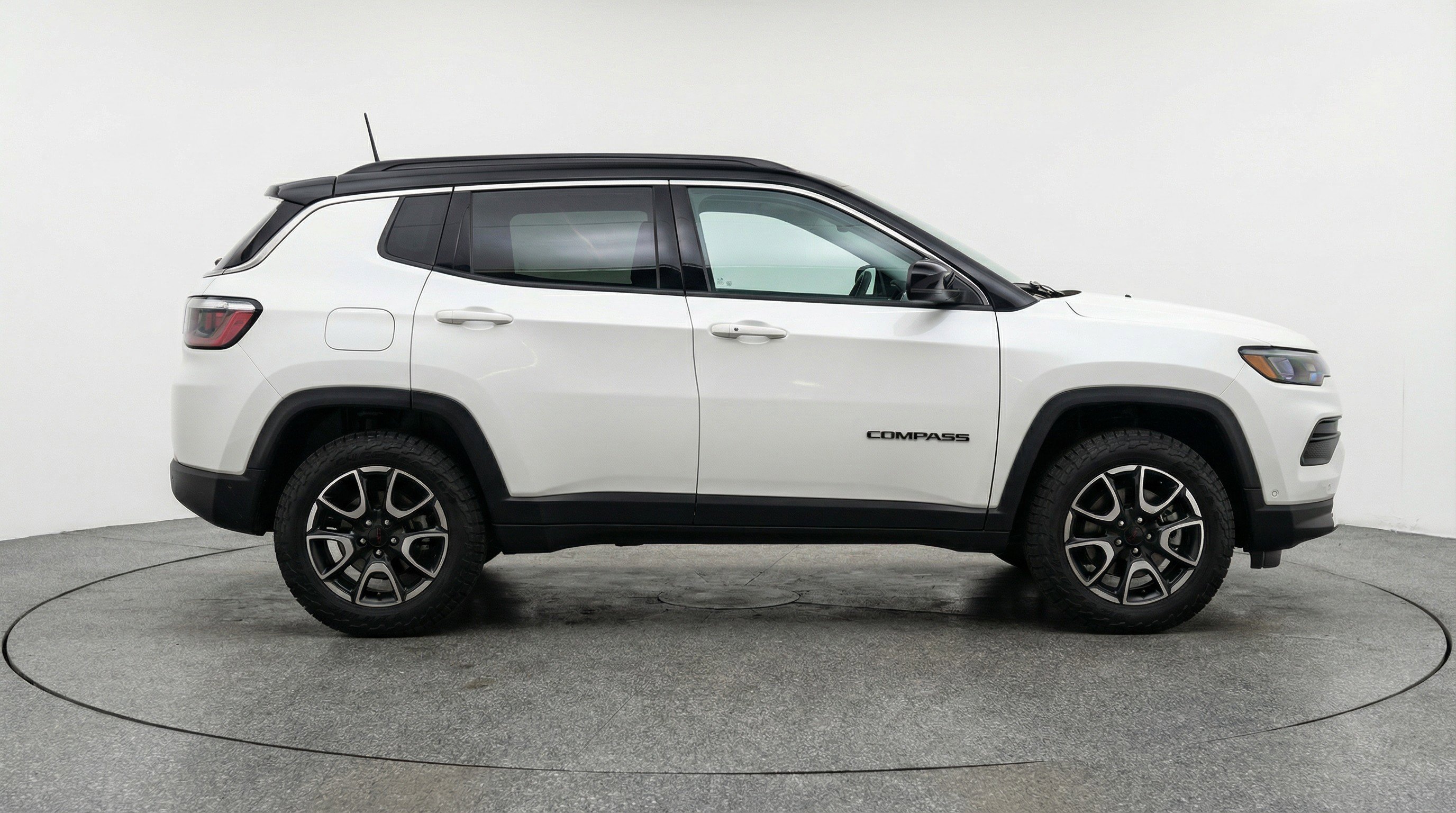 Used 2025 Jeep Compass Trailhawk image 11