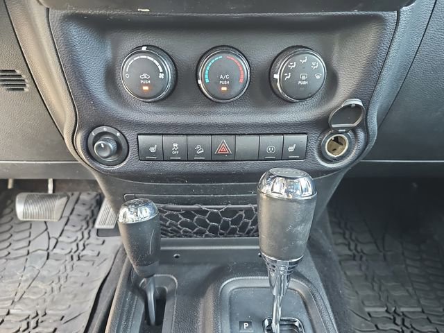 Used 2015 Jeep Wrangler Unlimited Sahara w/ Connectivity Group AWD/4WD image 28