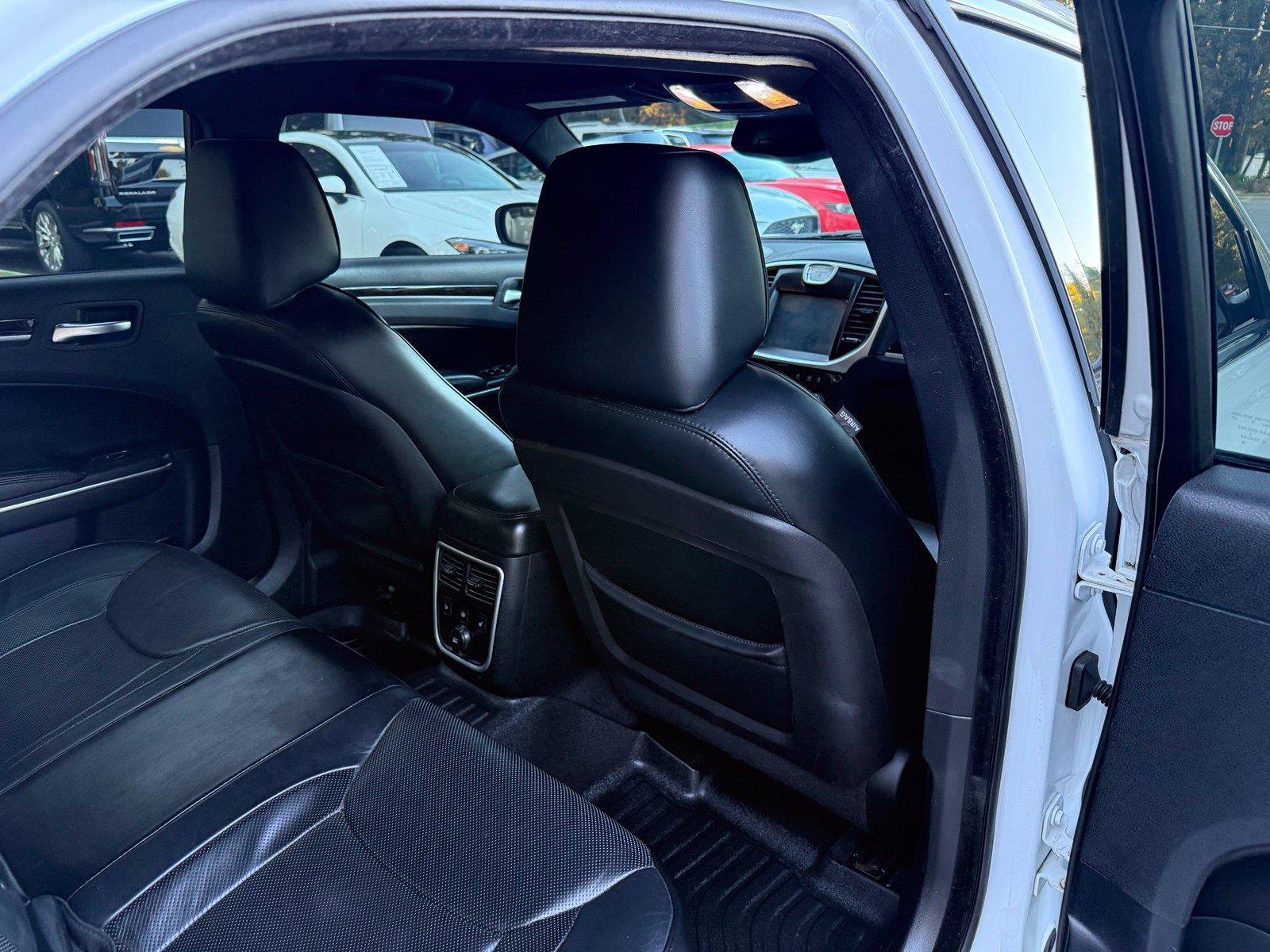 Used 2014 Chrysler 300 C RWD image 22