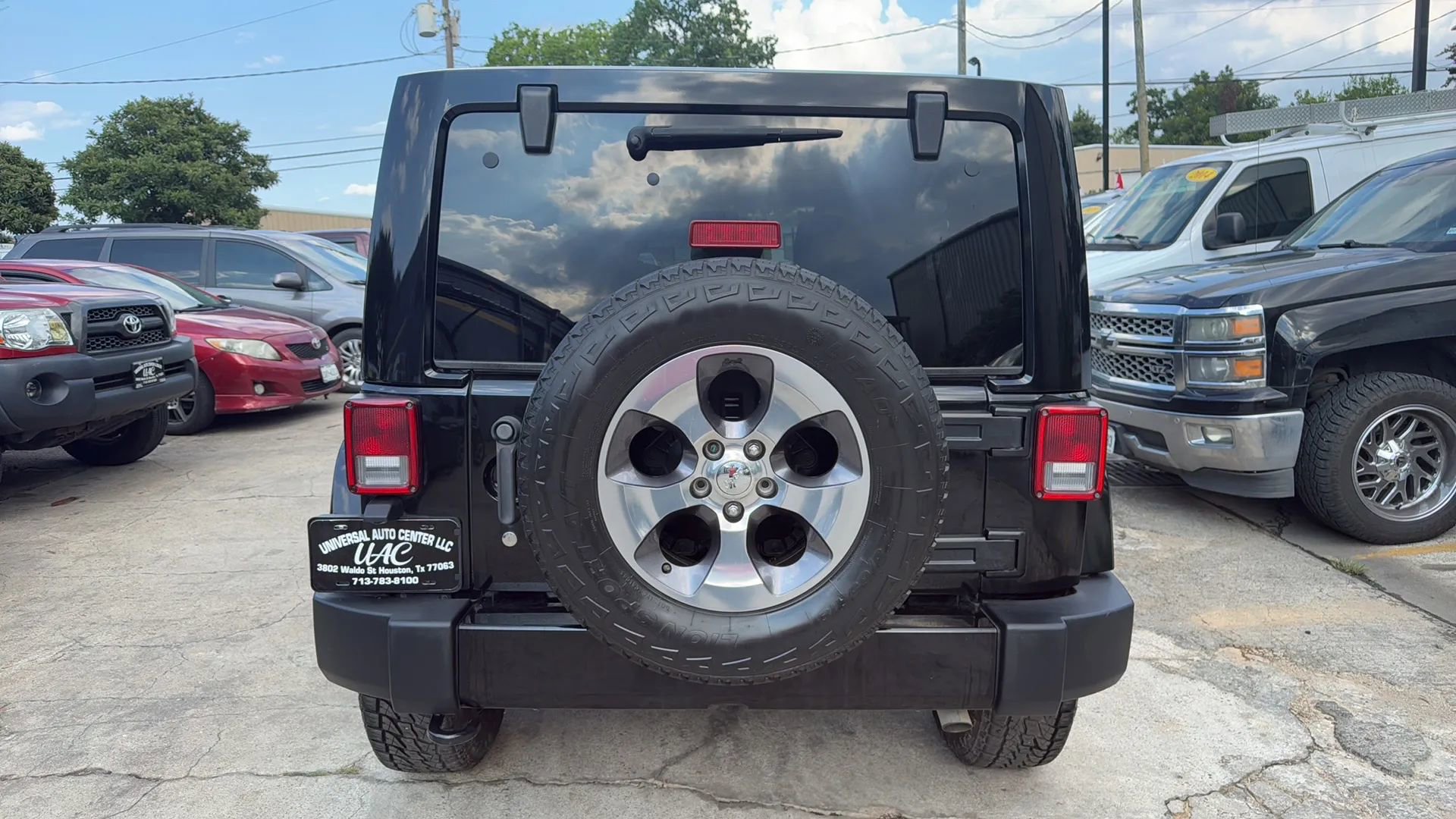 Used 2016 Jeep Wrangler Unlimited Sahara w/ Connectivity Group AWD/4WD image 6
