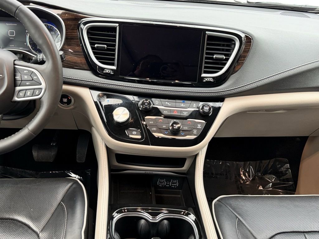 Used 2023 Chrysler Pacifica Limited image 13