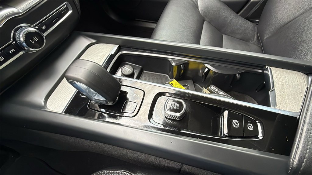 Certified 2025 Volvo XC60 B5 Plus image 19
