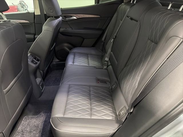 Used 2023 Buick Envision Avenir image 28