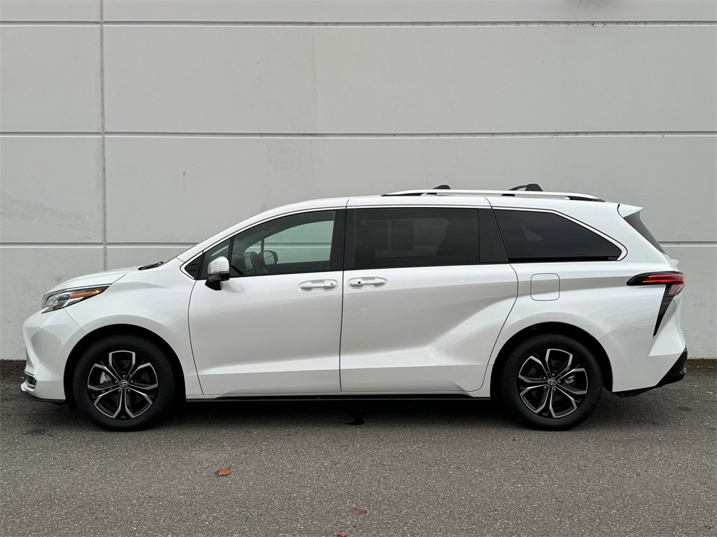 Certified 2025 Toyota Sienna Platinum image 4