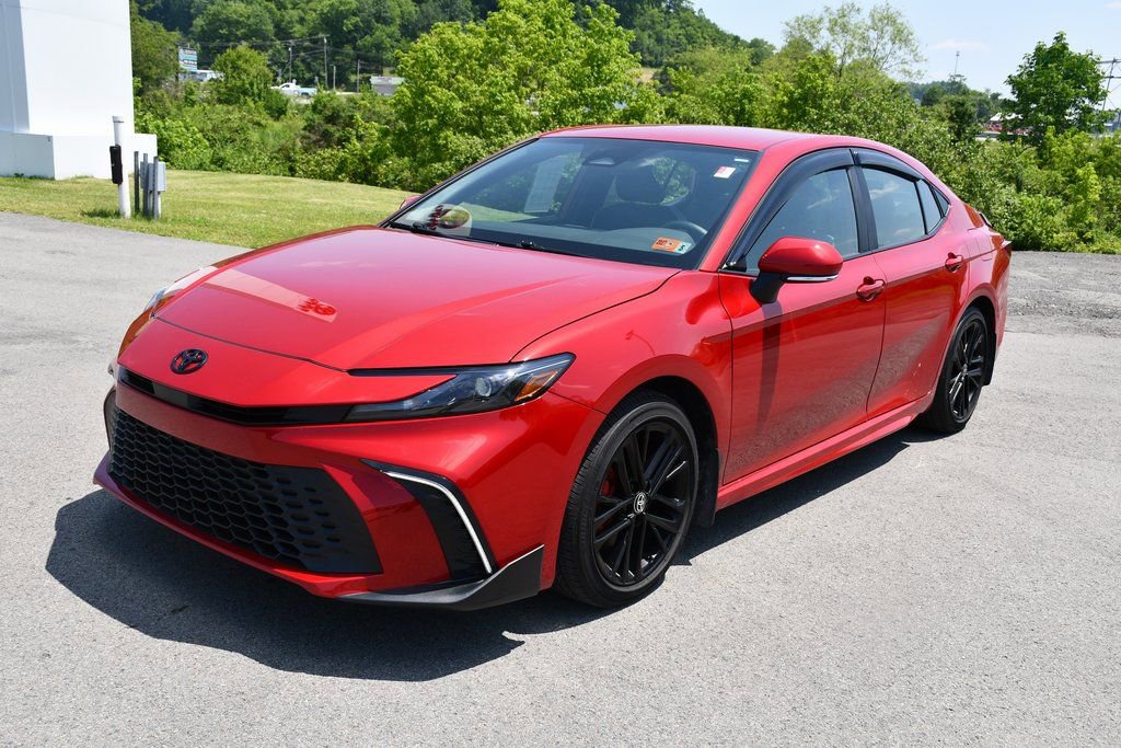 Used 2025 Toyota Camry SE image 3