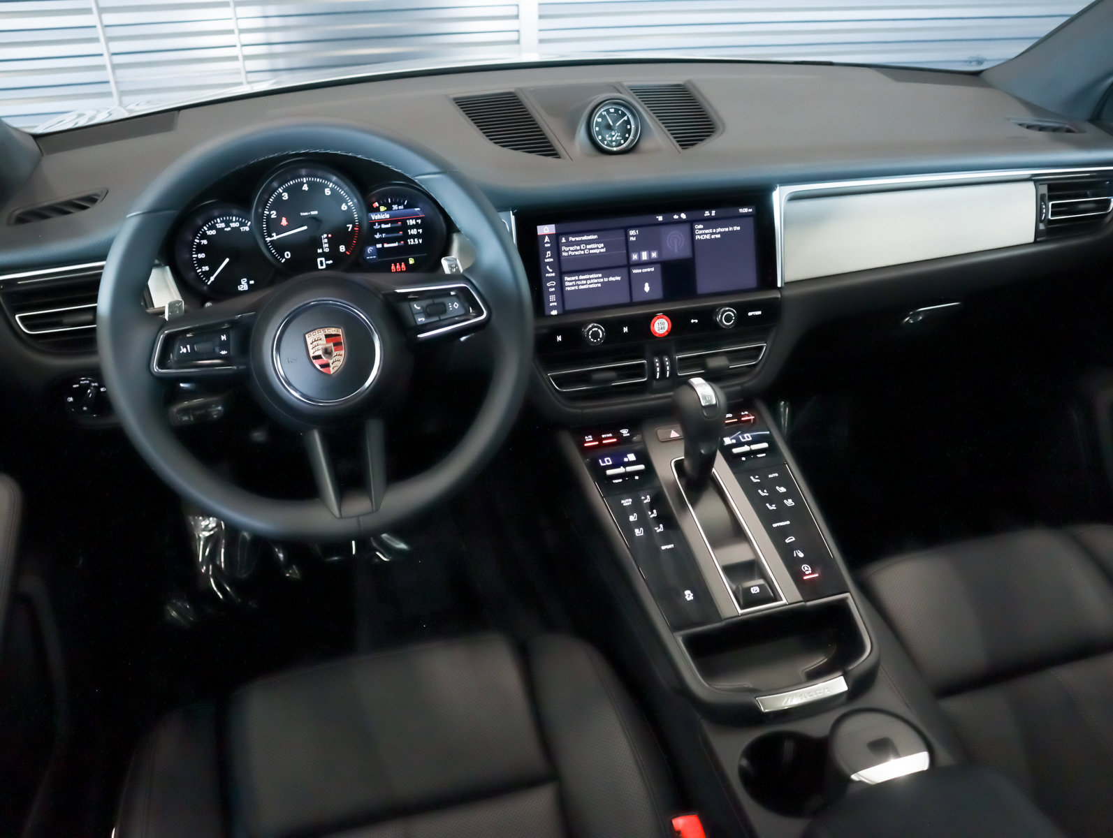 Used 2025 Porsche Macan image 18