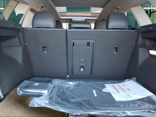 New 2025 Volkswagen Taos SEL image 4