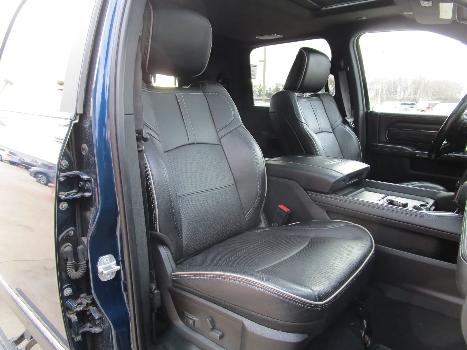 Used 2022 RAM 2500 Limited AWD/4WD image 22