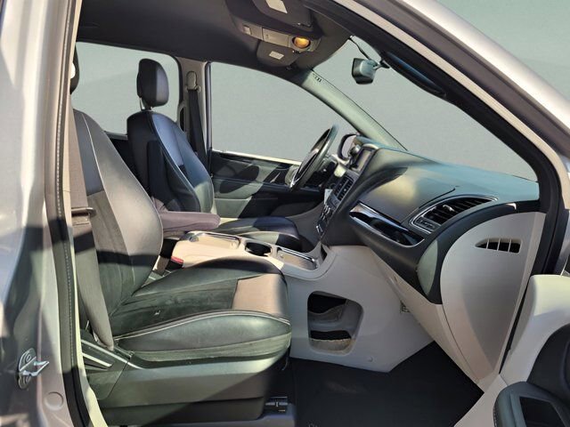 Used 2018 Dodge Grand Caravan SXT image 20