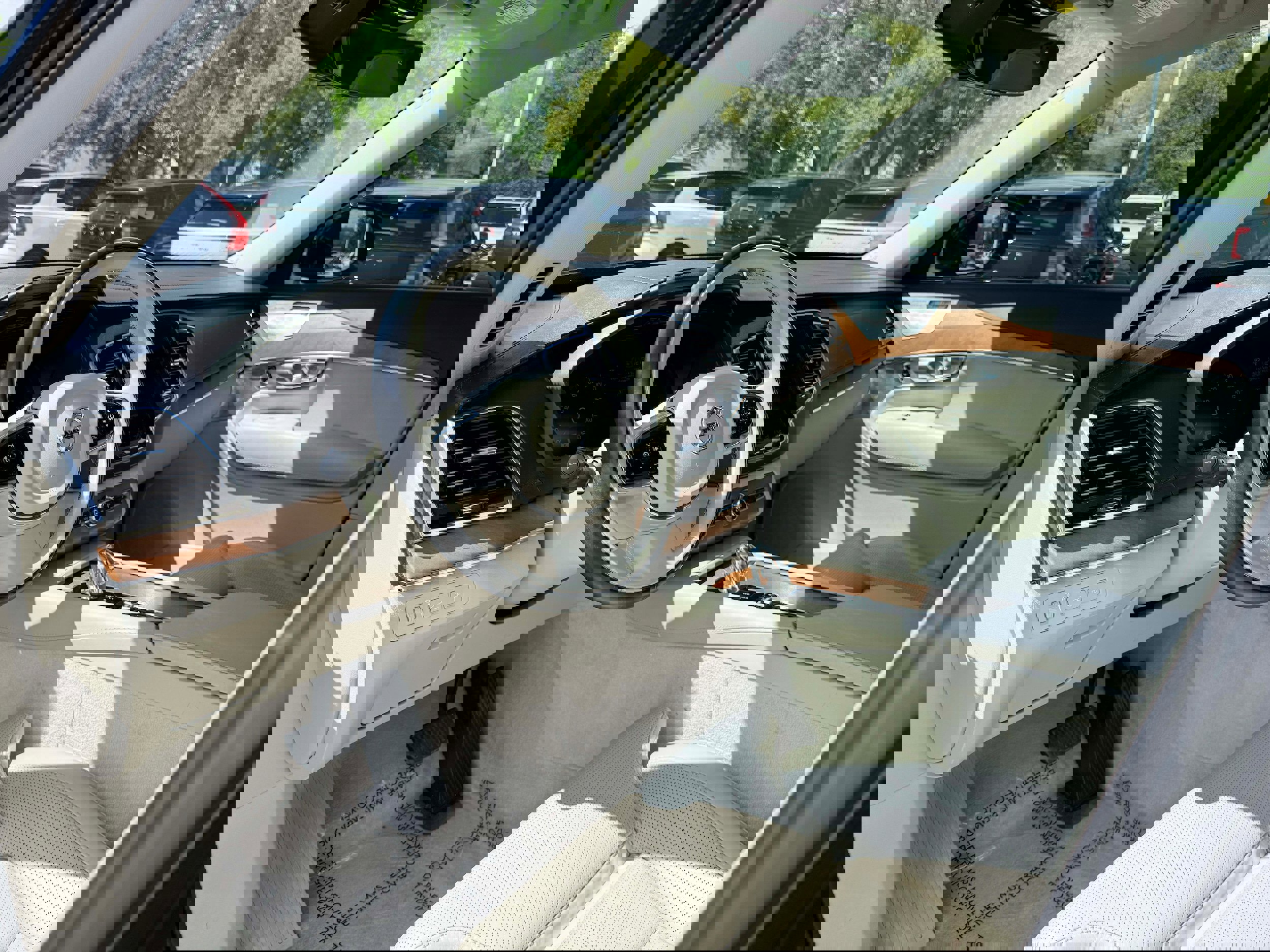 Used 2016 Volvo XC90 T8 Inscription w/ Vision Package image 11