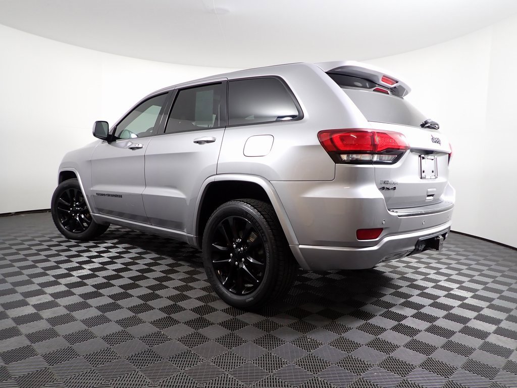 Used 2017 Jeep Grand Cherokee Altitude image 11