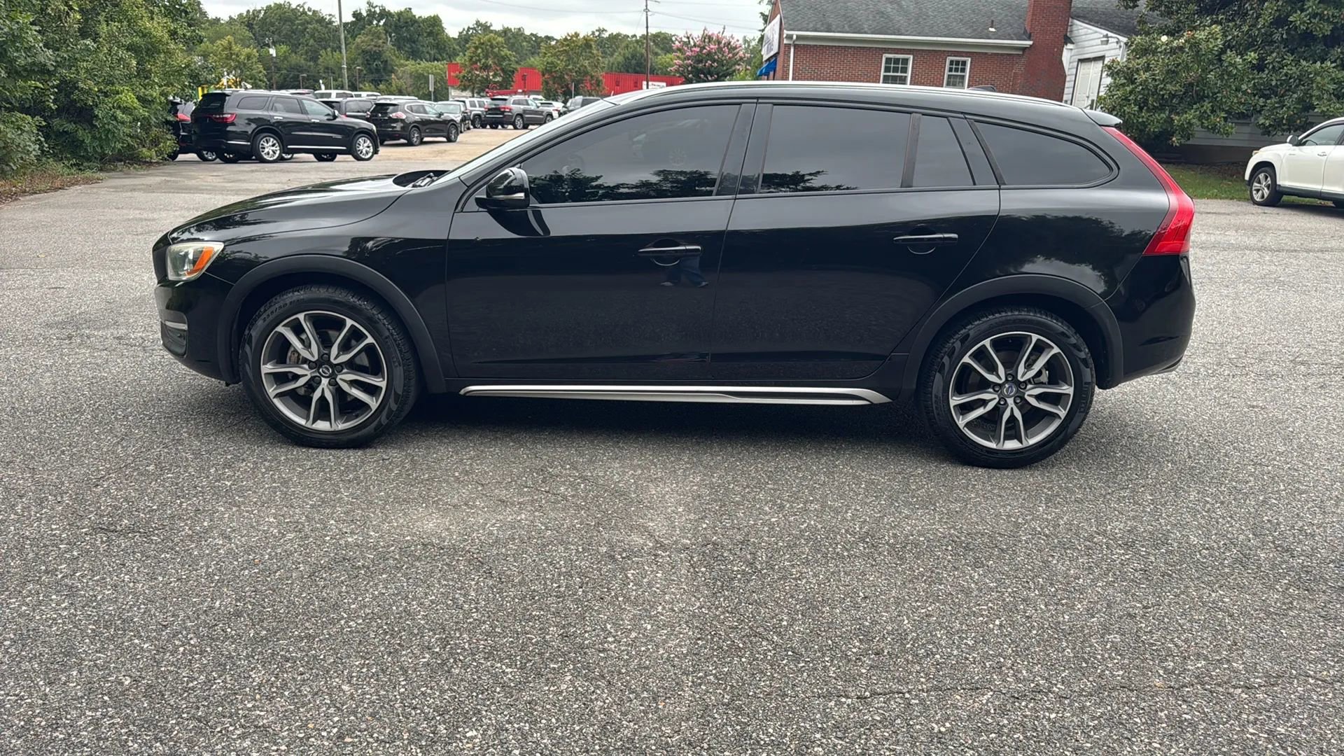 Used 2017 Volvo V60 T5 Cross Country w/ Climate Package image 8