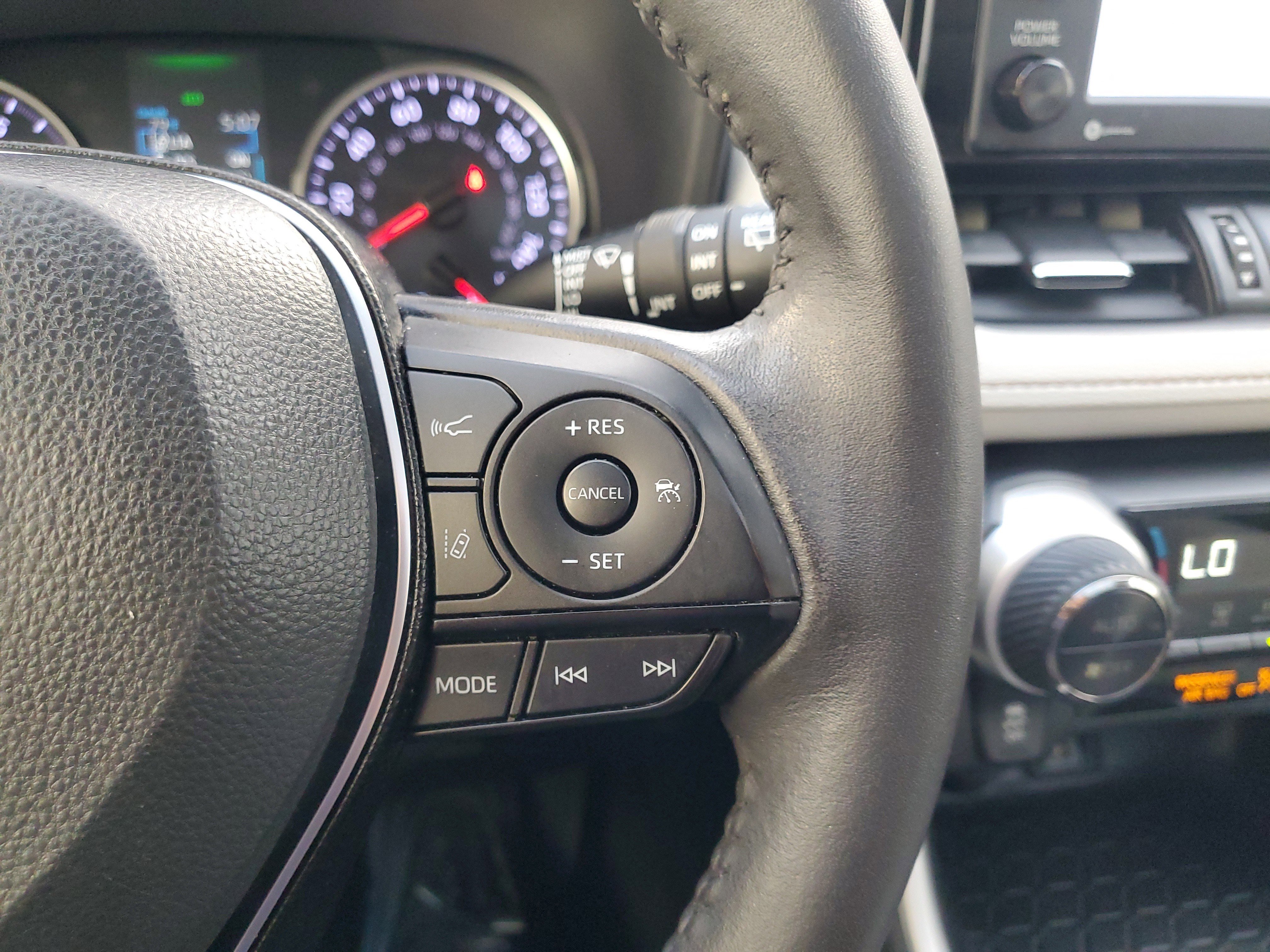 Used 2020 Toyota RAV4 XLE Premium image 23