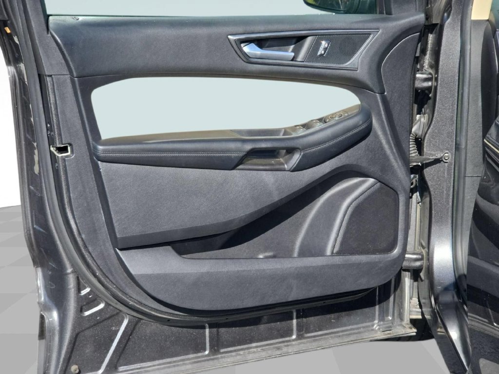 Used 2019 Ford Edge SE FWD image 12