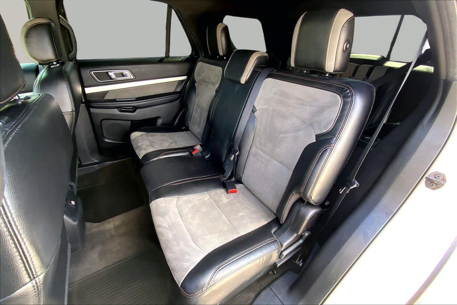 Used 2017 Ford Explorer XLT w/ Equipment Group 202A FWD image 21