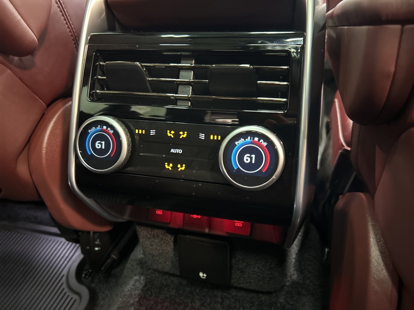 Used 2025 Land Rover Range Rover SE image 34