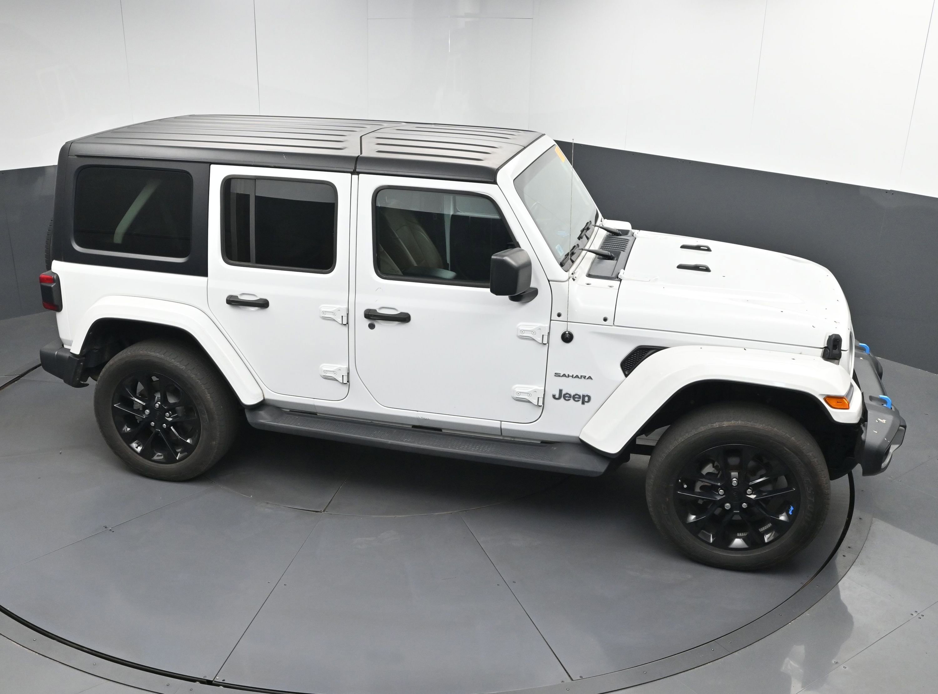 Used 2022 Jeep Wrangler Unlimited Sahara w/ Cold Weather Group image 33
