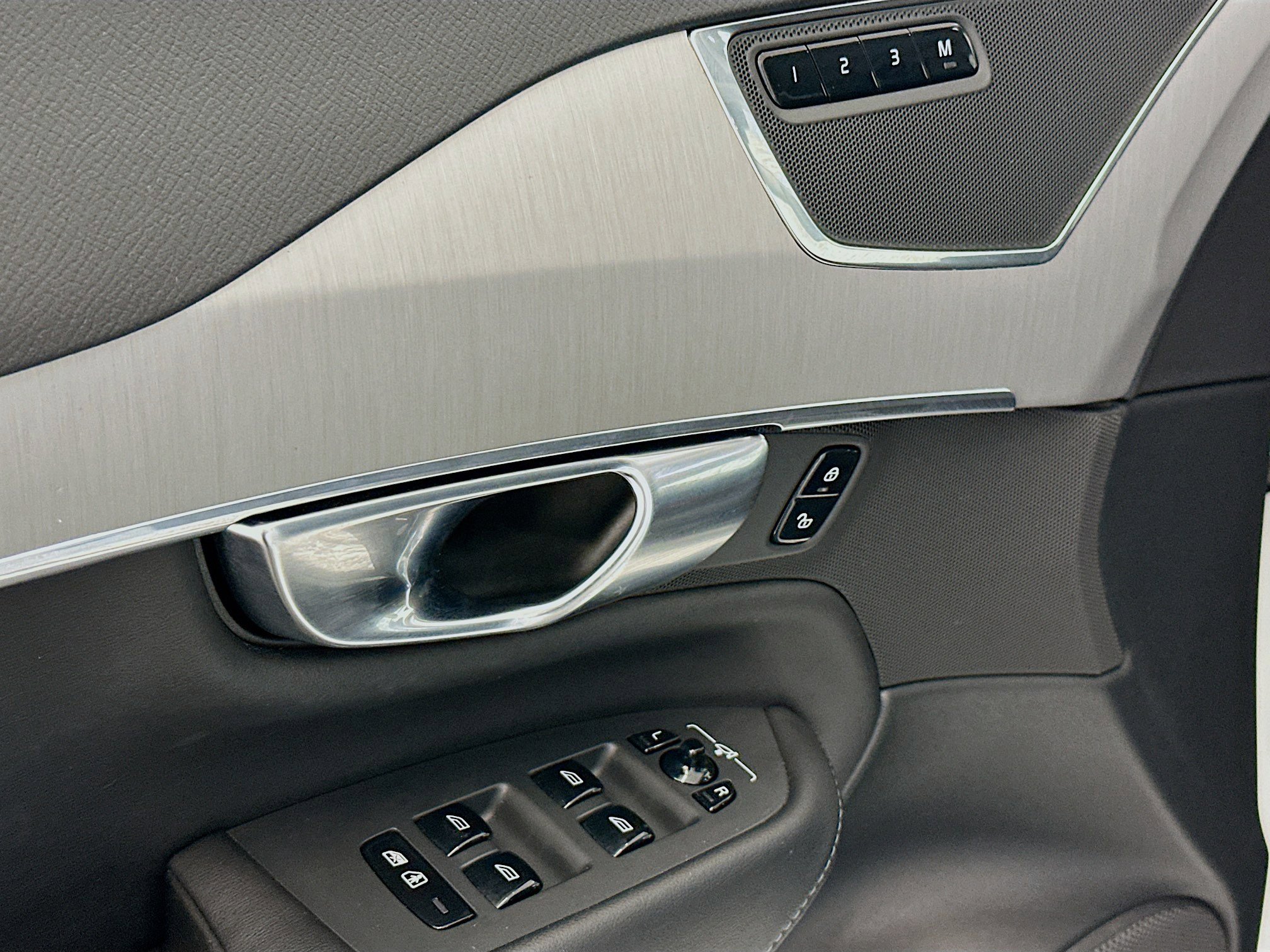 Used 2025 Volvo XC90 B5 Core image 15