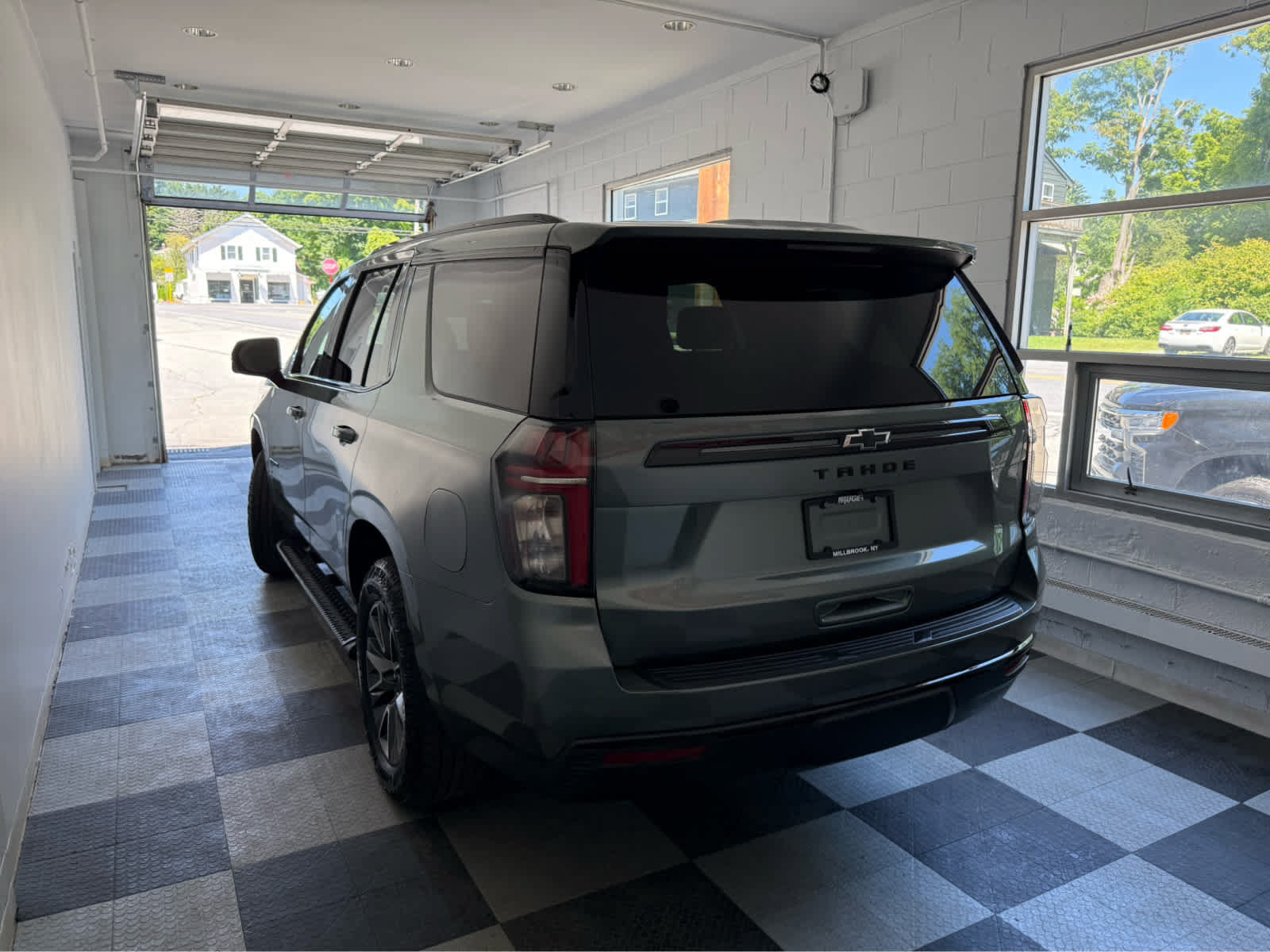 Used 2024 Chevrolet Tahoe Z71 w/ Luxury Package AWD/4WD image 3