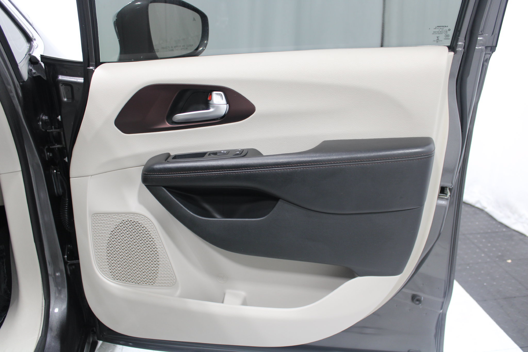 Used 2019 Chrysler Pacifica Limited FWD image 21
