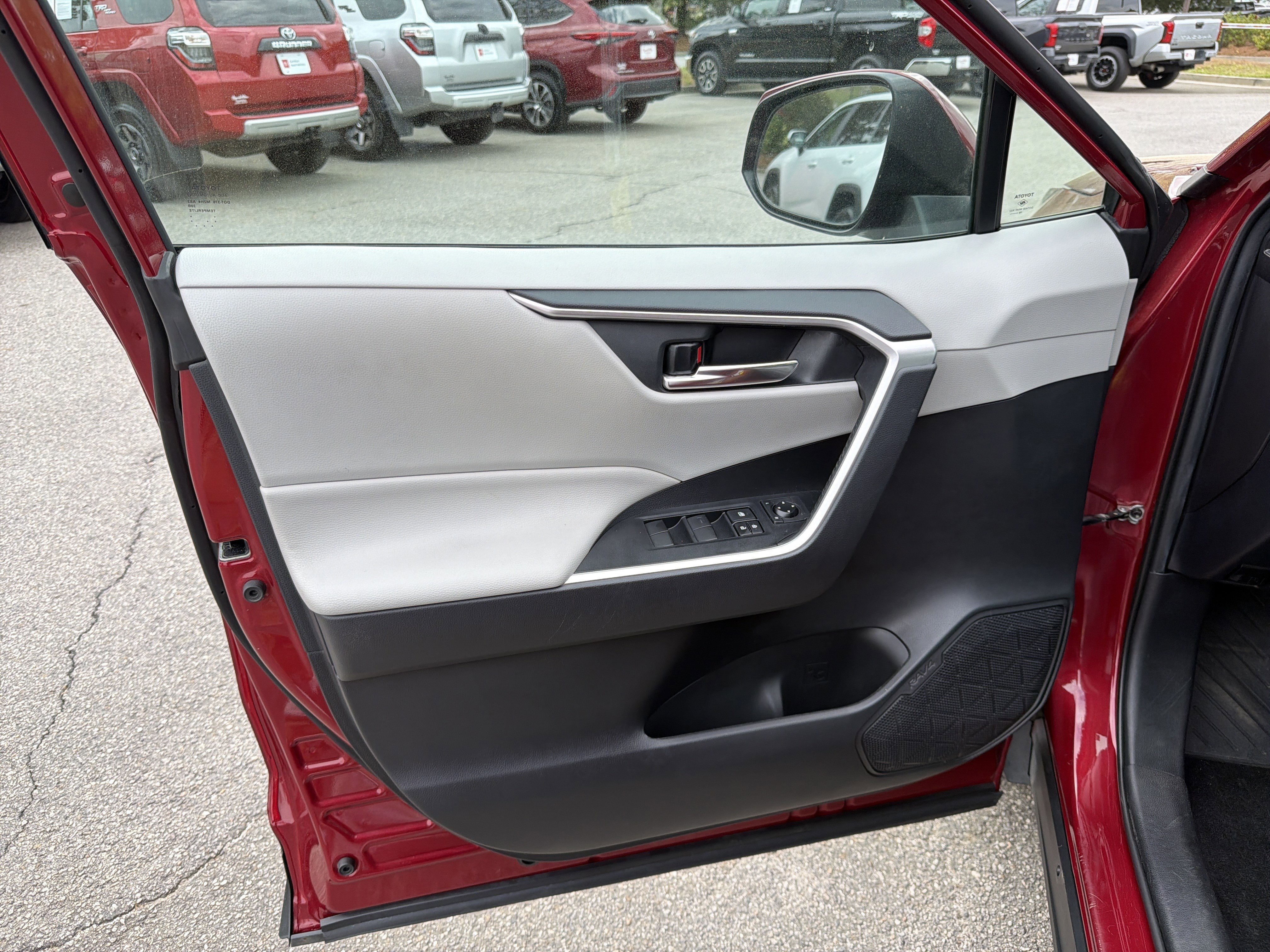 Used 2020 Toyota RAV4 XLE image 23