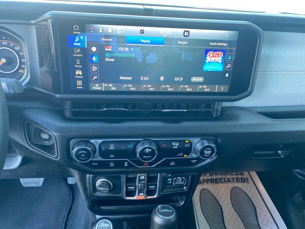 Used 2024 Jeep Gladiator Sport image 11