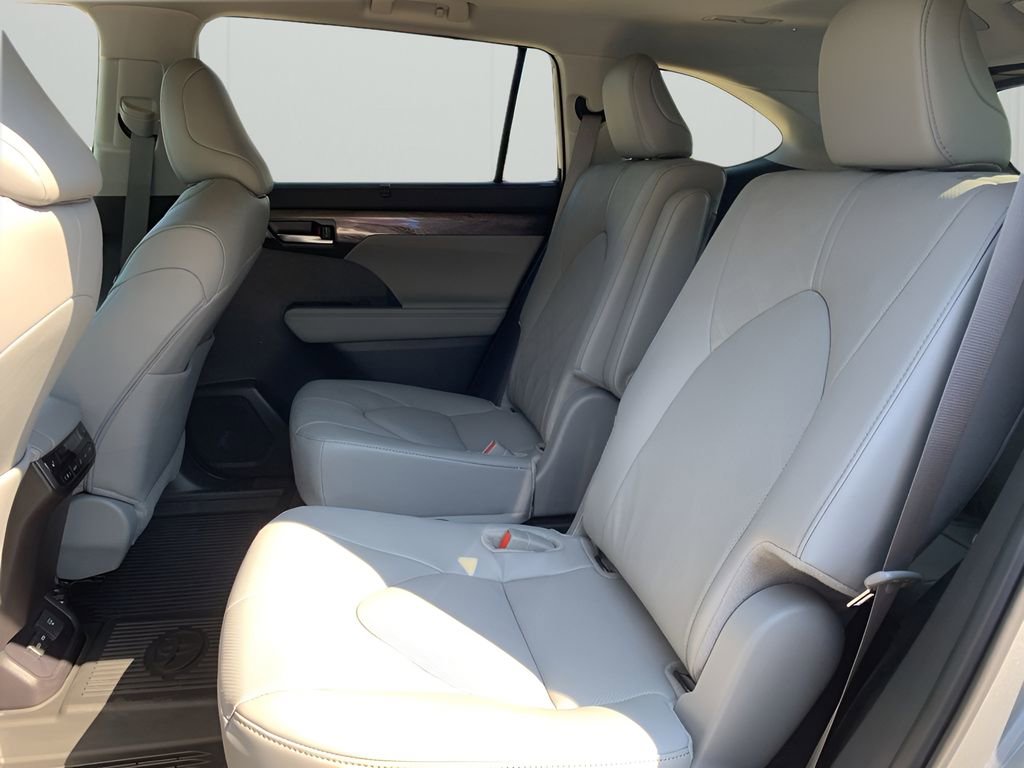 New 2025 Toyota Highlander Platinum image 13