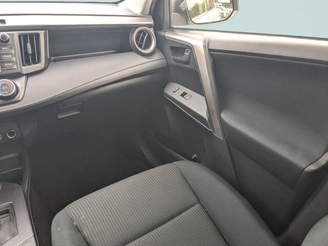 Used 2018 Toyota RAV4 LE image 15