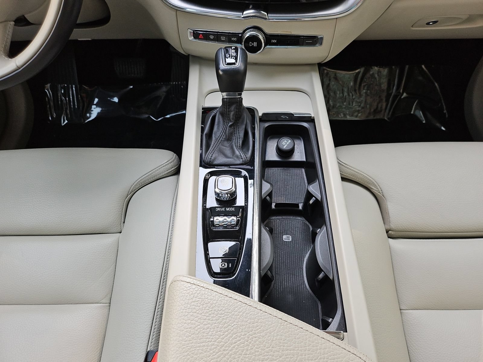 Used 2019 Volvo XC60 T5 Momentum w/ Premium Package FWD image 29