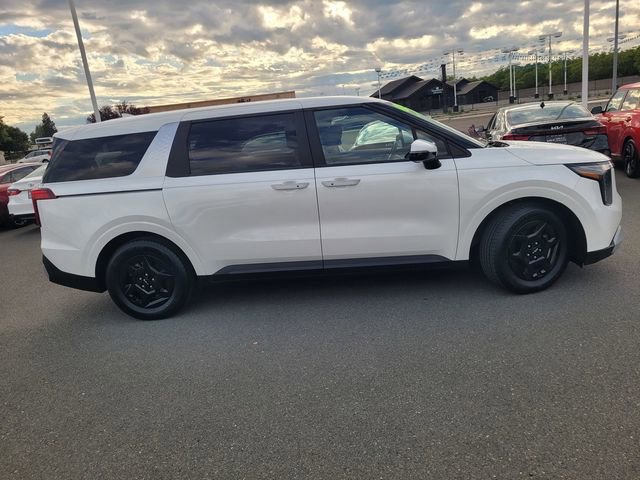 Used 2025 Kia Carnival LX FWD image 3