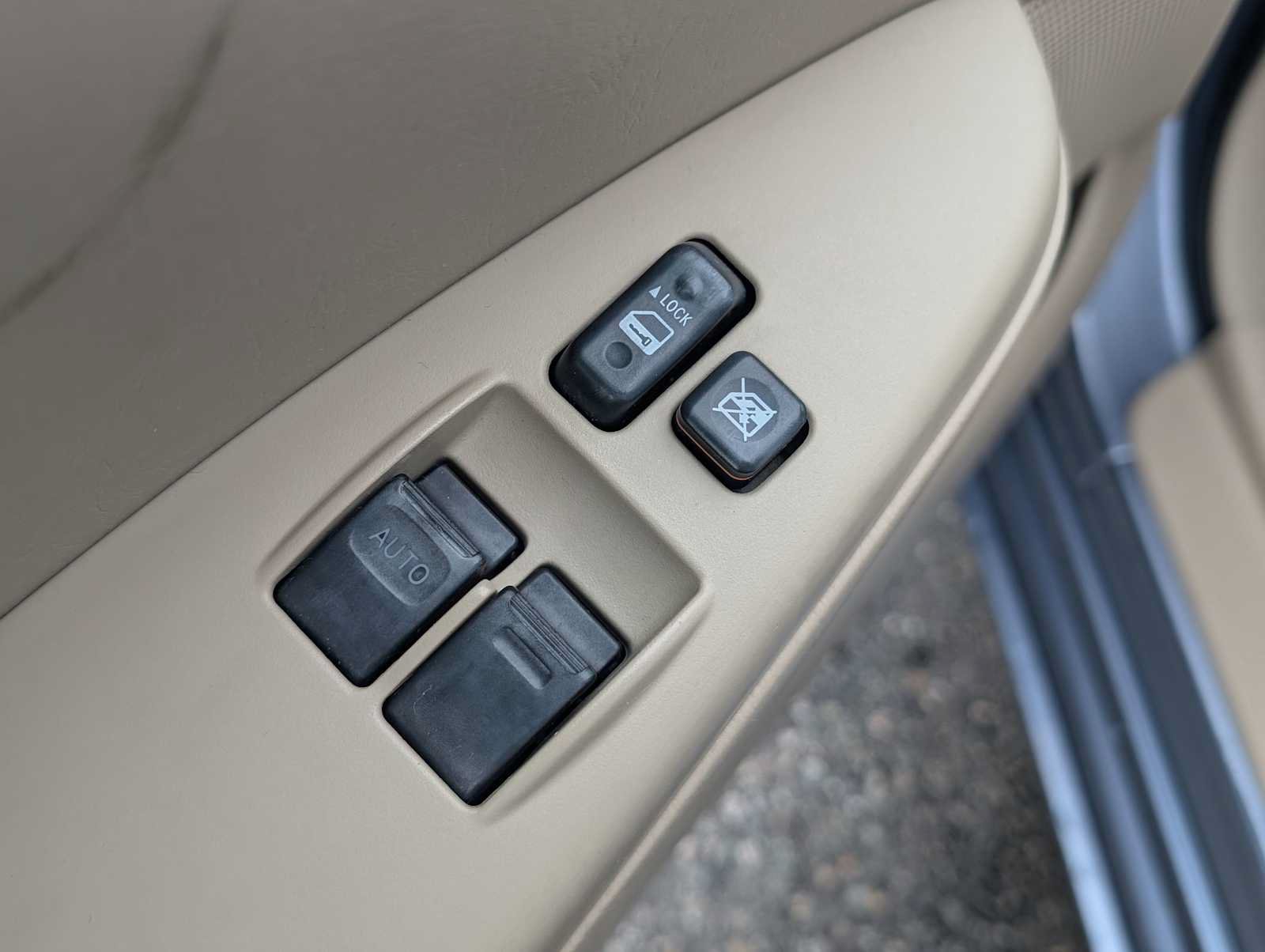 Used 2005 Toyota Solara SLE FWD image 11