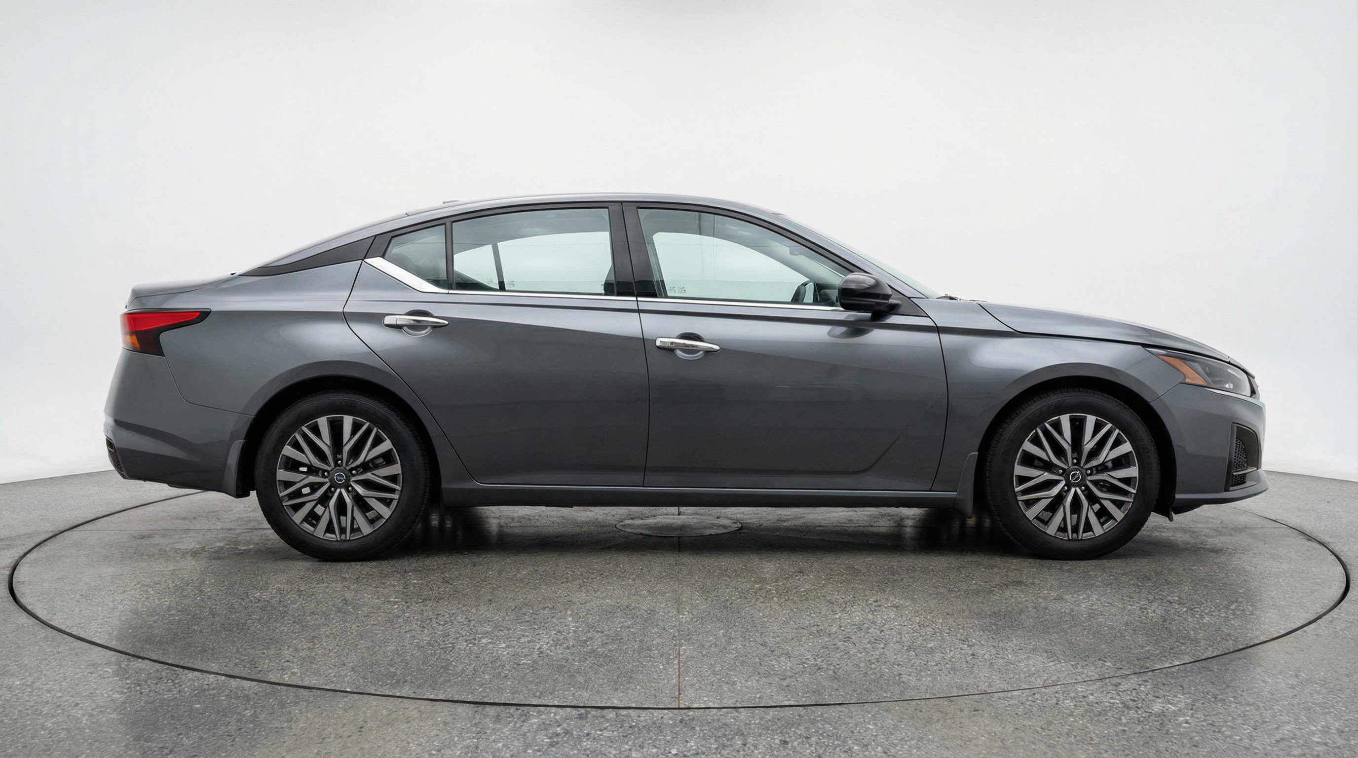 Used 2025 Nissan Altima 2.5 SV FWD image 11