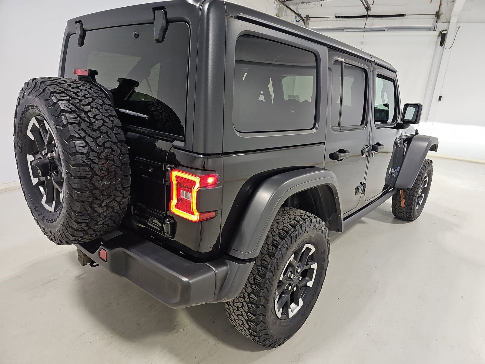 Used 2024 Jeep Wrangler Unlimited Rubicon 4xe w/ Technology Group AWD/4WD image 4