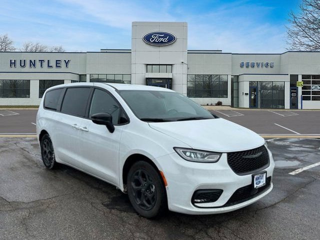 Used 2024 Chrysler Pacifica Limited FWD image 3