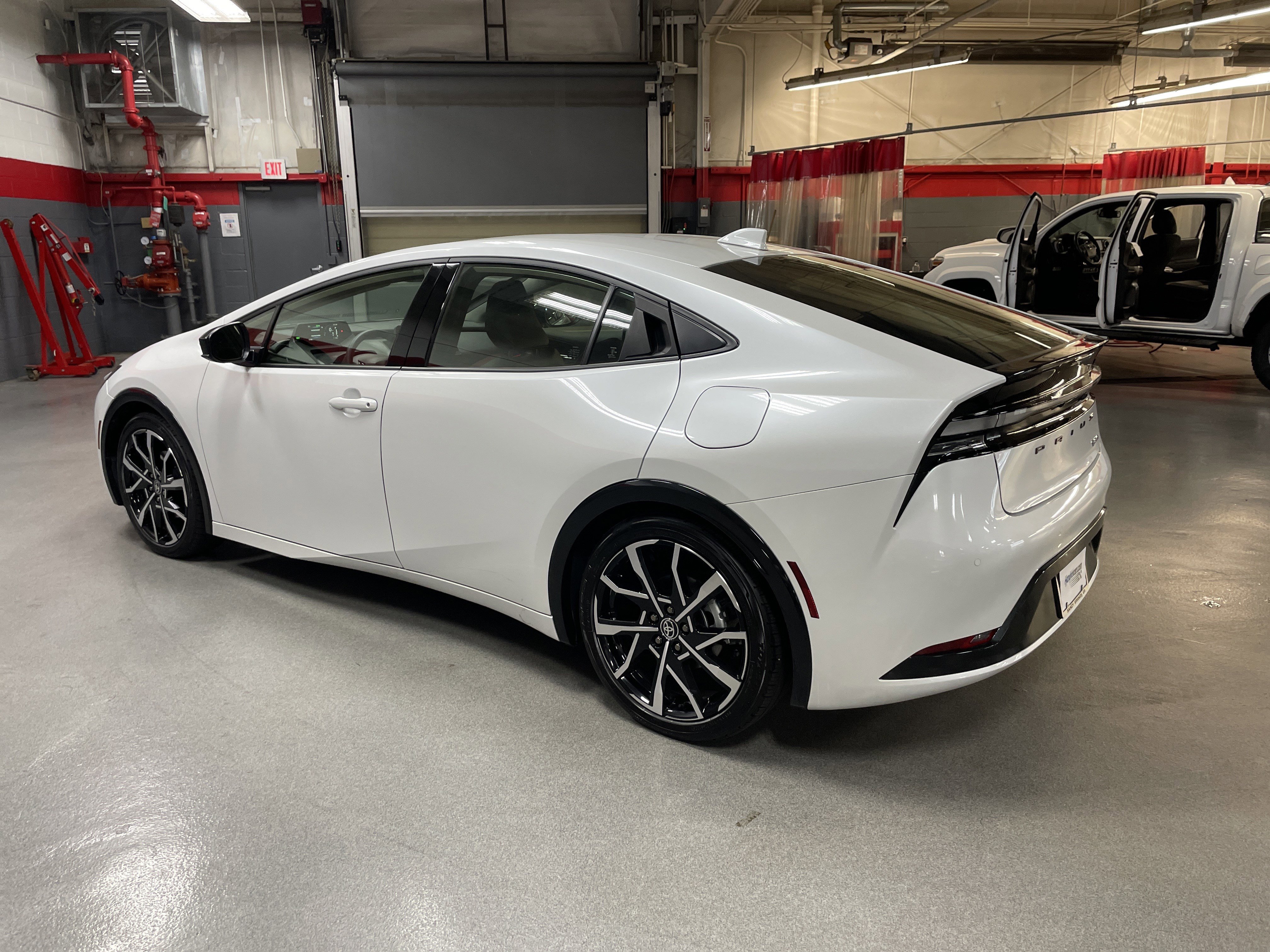 Used 2025 Toyota Prius Plug-In Hybrid FWD image 8