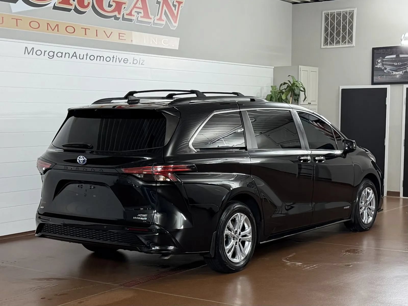 Used 2021 Toyota Sienna XSE AWD/4WD image 3